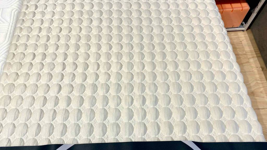 Nahaufnahme auf den Bezug einer getesteten Matratze 80 x 200 cm