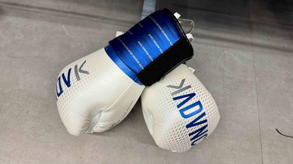 Die getesteten Boxhandschuhe in 10 oz in Blau-Weiß liegen aufeinander.