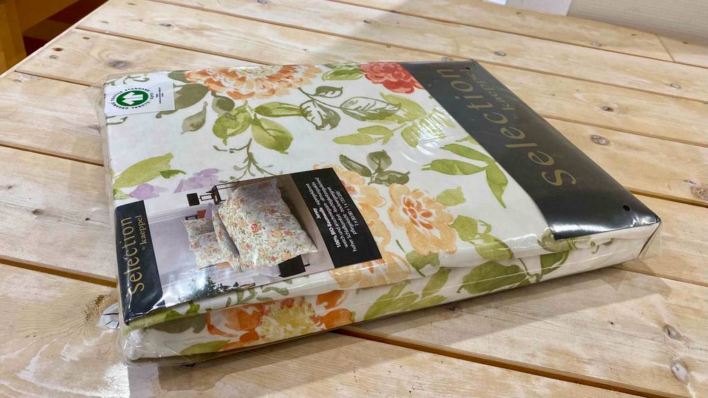Jersey-Bettwäsche getestet: Eine Packung von der Seite auf einer Holzfläche.