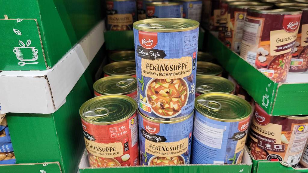 Eine getestete Asia-Suppe steht auf anderen Dosen in einem Karton.