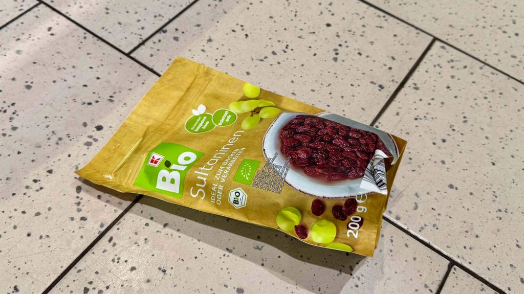 Test: Eine Packung Bio-Sultaninen liegen auf einem Fliesenboden.