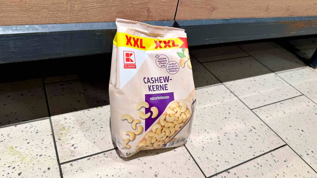 Getestete Cashewkerne stehen vor einem Regal.