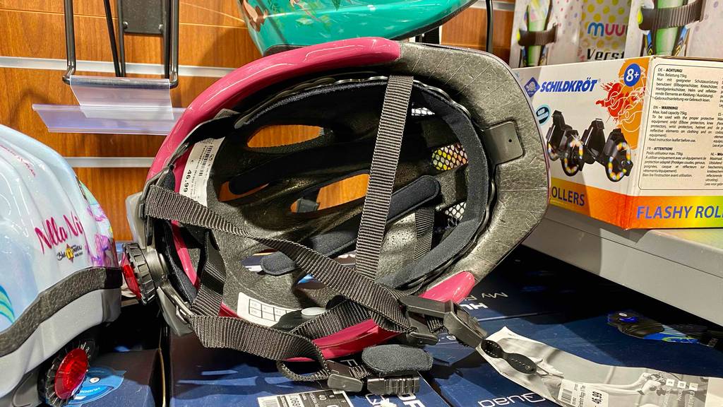 KED-Fahrradhelm getestet: Ein Fahrradhelm mit Innenansicht liegend auf einer Verpackung.