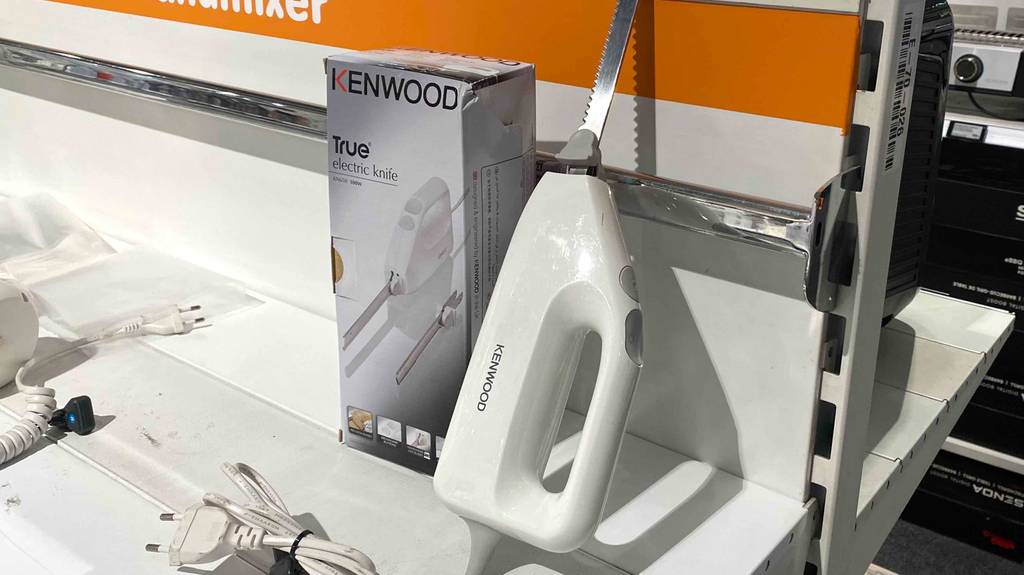 Elektromesser-Test: ein Elektromesser von Kenwood und daneben stehend die Verpackung.
