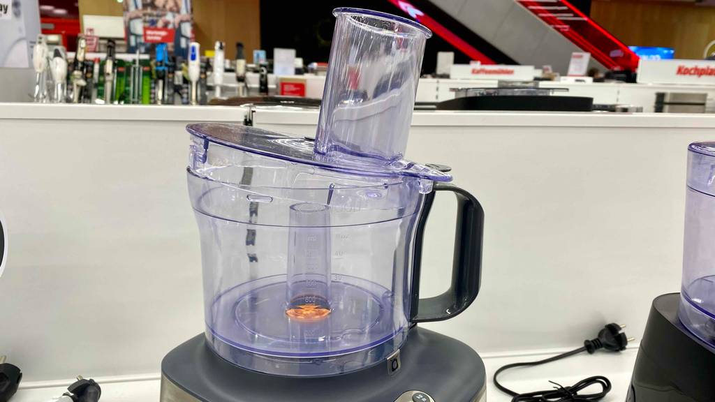 Gefäß mit Skala darauf einer getesteten Kompakt-Küchenmaschine im Fokus.
