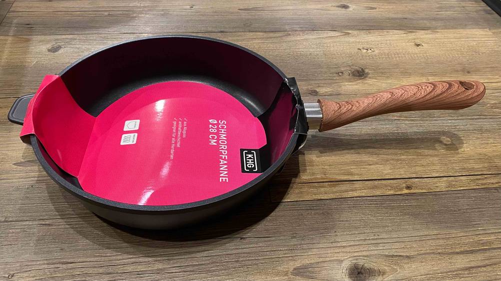 Schmorpfannen im Test: Hochrandpfanne mit Kunststoffstiel auf hölzener Arbeitsplatte