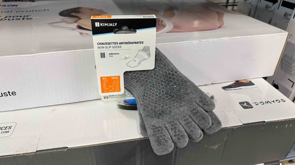 Die getesteten Zehensocken in der Größe 39/42 sind auf einem Karton platziert.