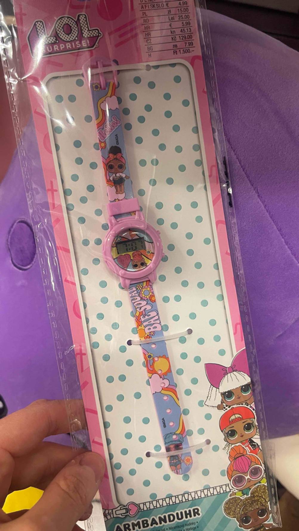 Eine getestete Kinderuhr mit digitaler Anzeige befindet sich in einer transparenten Hülle zum Schutz.