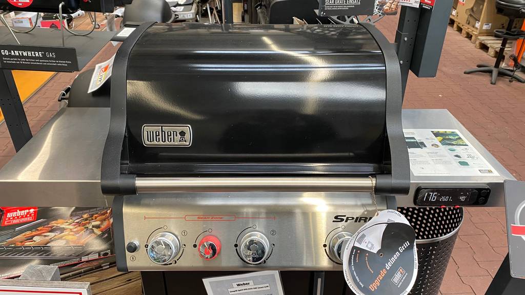 Gasgrill-6-Brenner im Test: verschlossener Gasgrill von Weber steht in einem Geschäft.