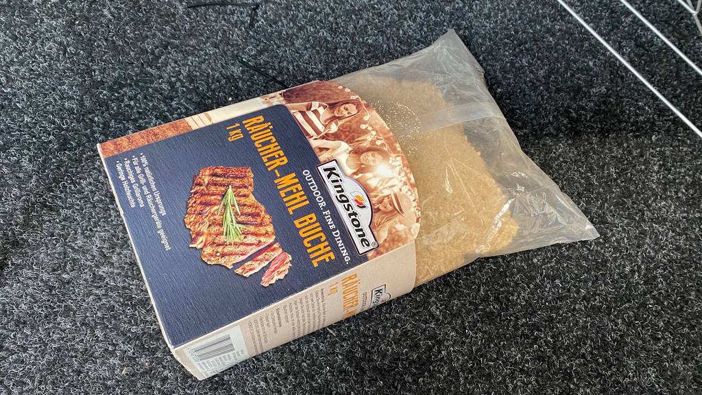 Auf einer dunklen Oberfläche liegt eine Packung getestetes Räuchermehl.