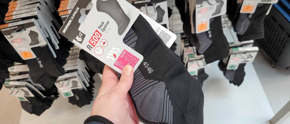 Eine Packung getestete Laufsocken in der Größe 43/46 werden in der Hand gehalten.