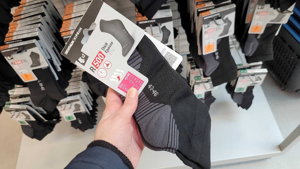 Eine Packung getestete Laufsocken in der Größe 43/46 werden in der Hand gehalten.