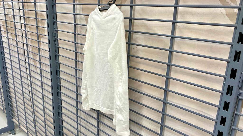 Funktionsunterwäsche-Kinder getestet: ein weißes Shirt von der Seite auf einem Kleiderbügel ersichtlich.