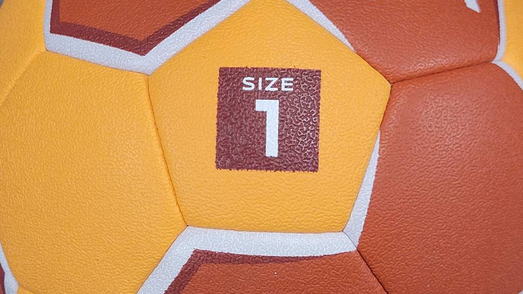 Getestet: Ein Handball der Größe 0 in Gelb-orange im Detail betrachtet.