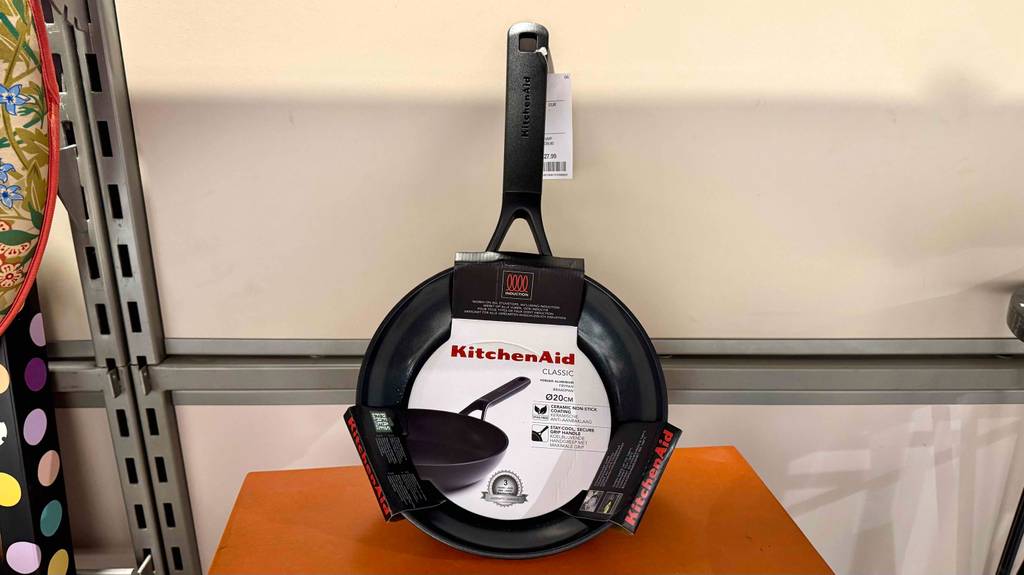 Die getestete KitchenAid-Pfanne lehnt an einer Wand.