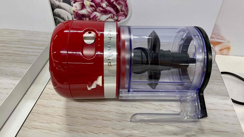 Zerkleinerer getestet: Zerkleinerer liegt auf der Seite auf Arbeitsfläche