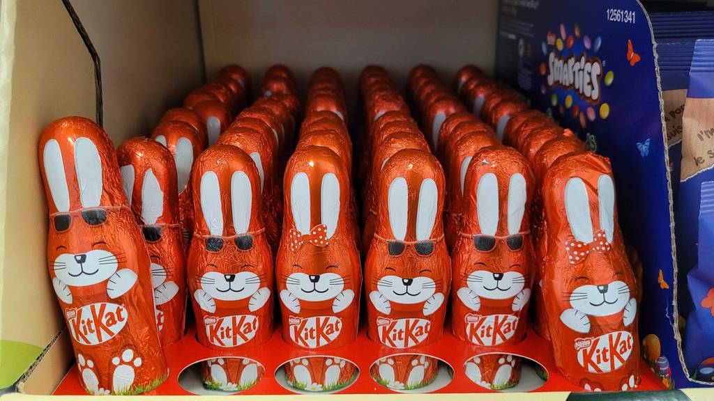 Osterschokolade im Test: Mehrere Osterhasen aus Schokolade stehen in einem Karton.