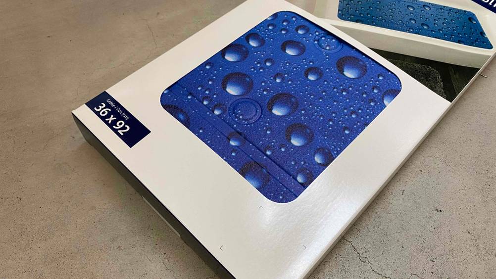 Badewannenmatte im Test: Eine Originalverpackung in Nahaufnahme auf den unteren Teil mit der Abbildung und Größe