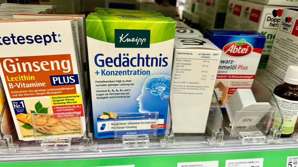 Die getesteten Gedächtnis-Tabletten stehen in einem Regal neben anderen Produkten.