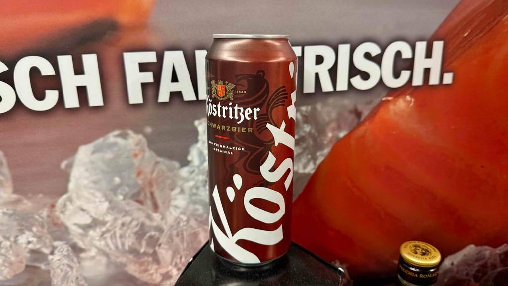 Test: Eine Dose Schwarzbier steht vor einem Aufsteller.