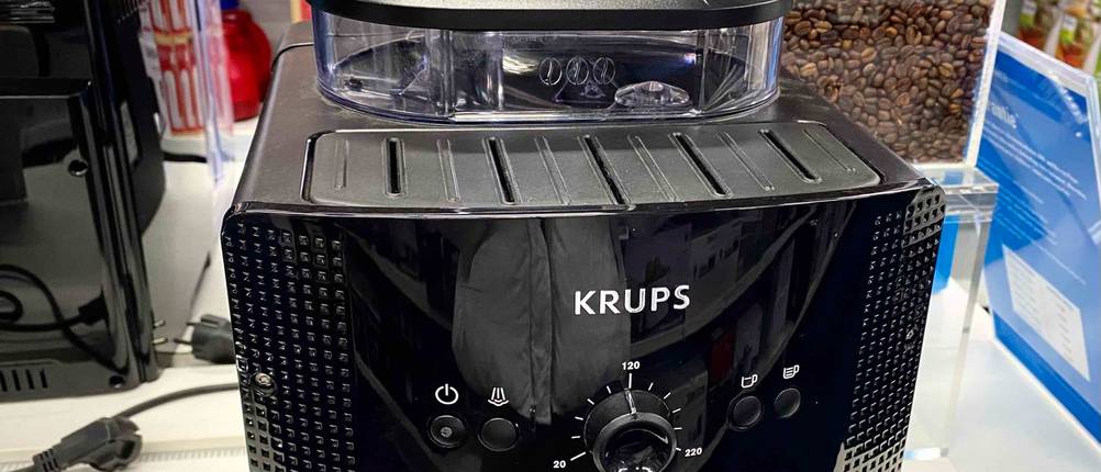 Krups-Kaffeevollautomaten getestet: Bohnenbehälter eines Krups- Kaffeevollautomats im Fokus.