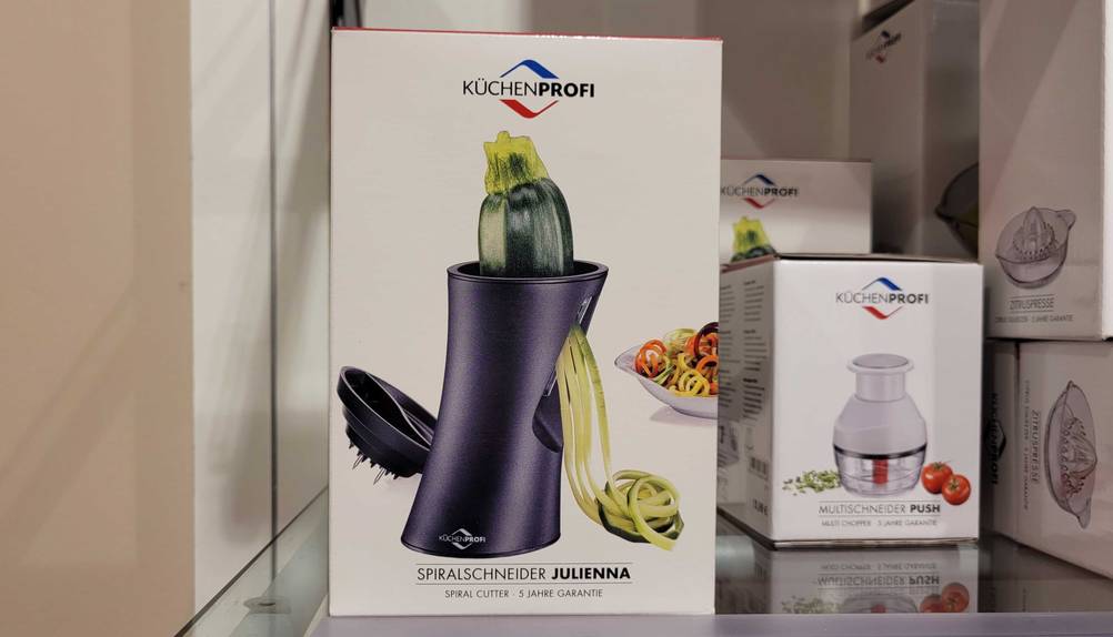 Die Verpackung des getesteten manuellen Spiralschneiders, die in einem Regal steht.
