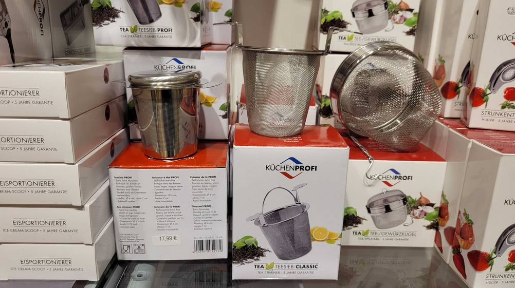 Teesieb-Test: Verschiedene Arten von Teesiebe sind auf der Verpackung platziert.