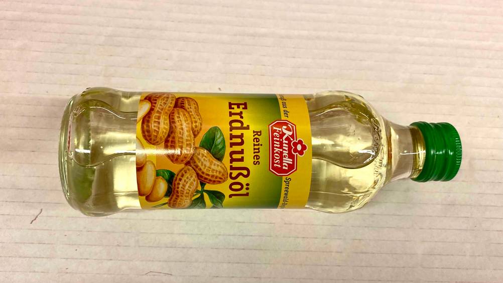 Erdnussöl im Test: Flasche auf hellem Untergrund