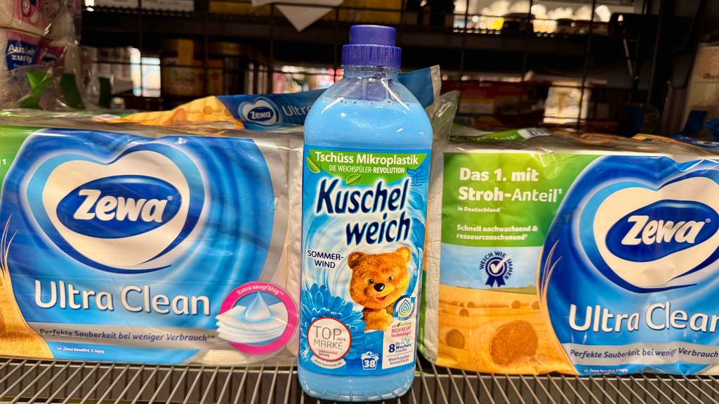 Test: Ein Kuschelweich-Weichspüler steht vor Klopapierrollen.