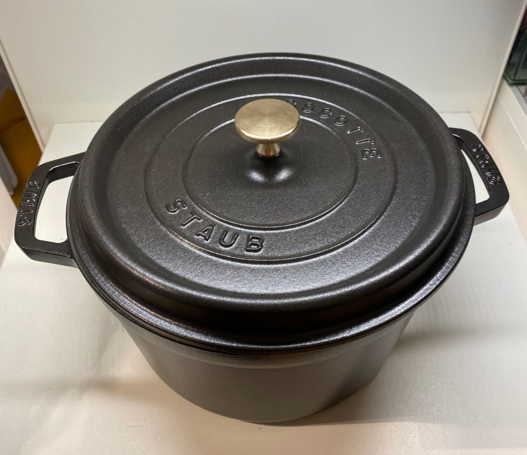 Schmortopf getestet: schwarzer und geschlossener Schmortopf.