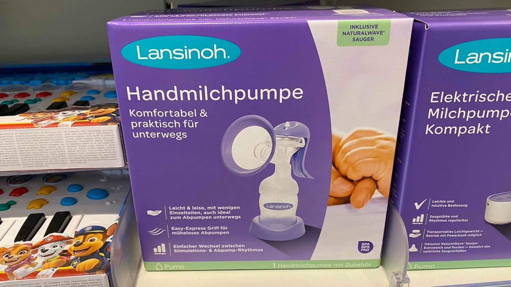 Eine getestete Handmilchpumpe steht neben anderen im Regal.