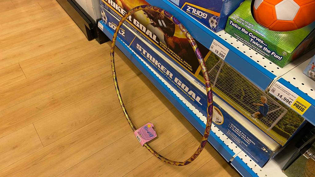 Ein getesteter Hula-Hoop-Reifen für Kinder lehnt an einem Verkaufsregal.