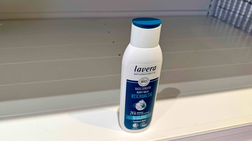 Lavera-Bodylotion im Test: eine Flasche der Bodylotion steht in einem leeren Regal.