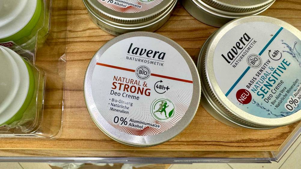 Deo ohne Aluminium und Alkohol-Test: Die Deocreme von Lavera in verschiedenen Ausführungen.