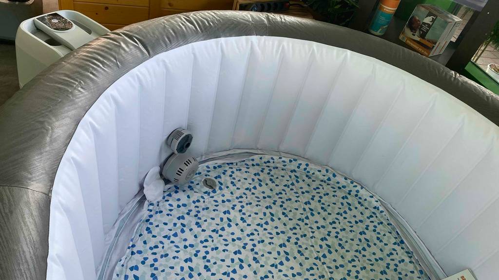 Aufblasbarer Whirlpool getestet: Ein Whirlpool mit Sicht ins Innere, worin man Ventile sieht.