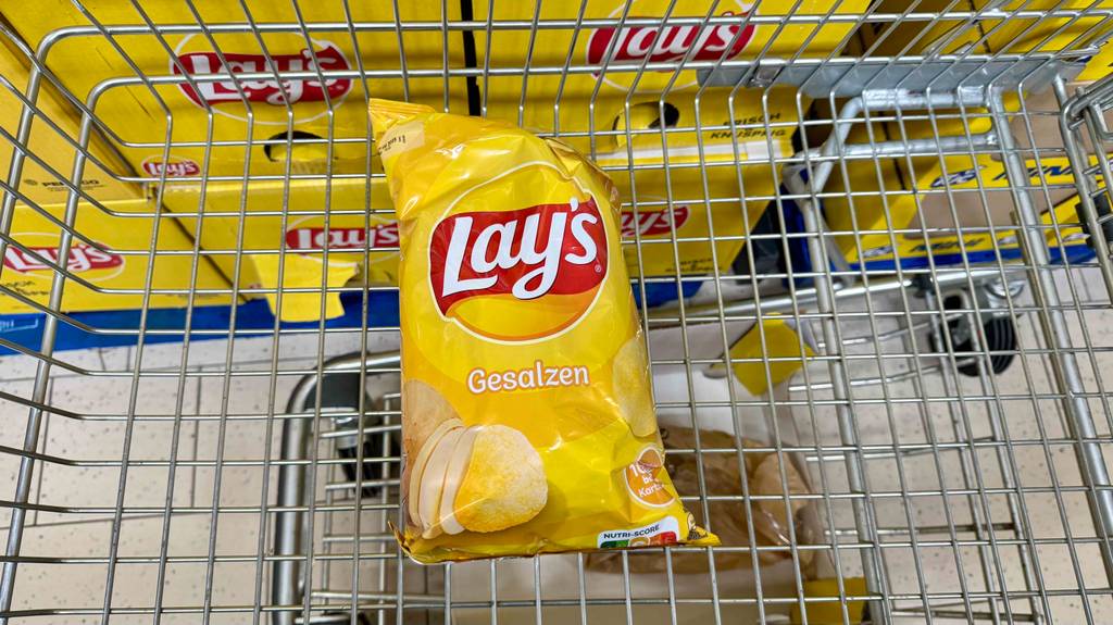 Getestete Lay’s-Chips befinden sich in einem Einkaufswagen.