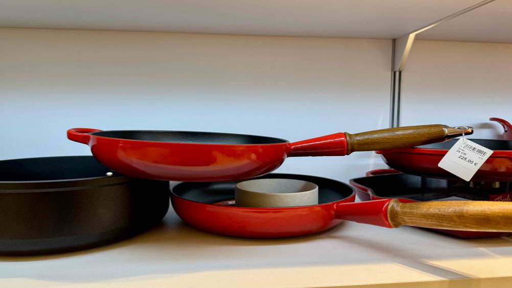 Eine rote Le-Creuset-Pfanne, die getestet wurde steht auf weitere Pfannen.