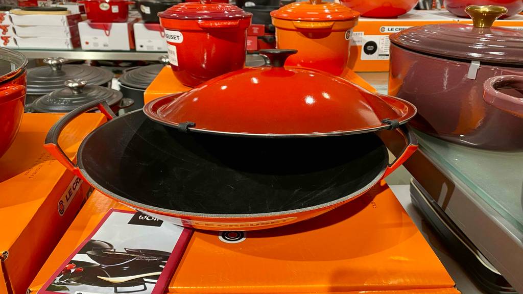 Wok-Gusseisen-Test: ein Wok-Gusseisen mit halb verschlossenem Deckel darauf.