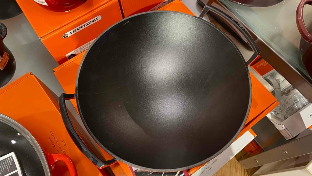 Wok-Gusseisen-Test: ein Wok-Gusseisen ohne Deckel von oben ersichtlich.
