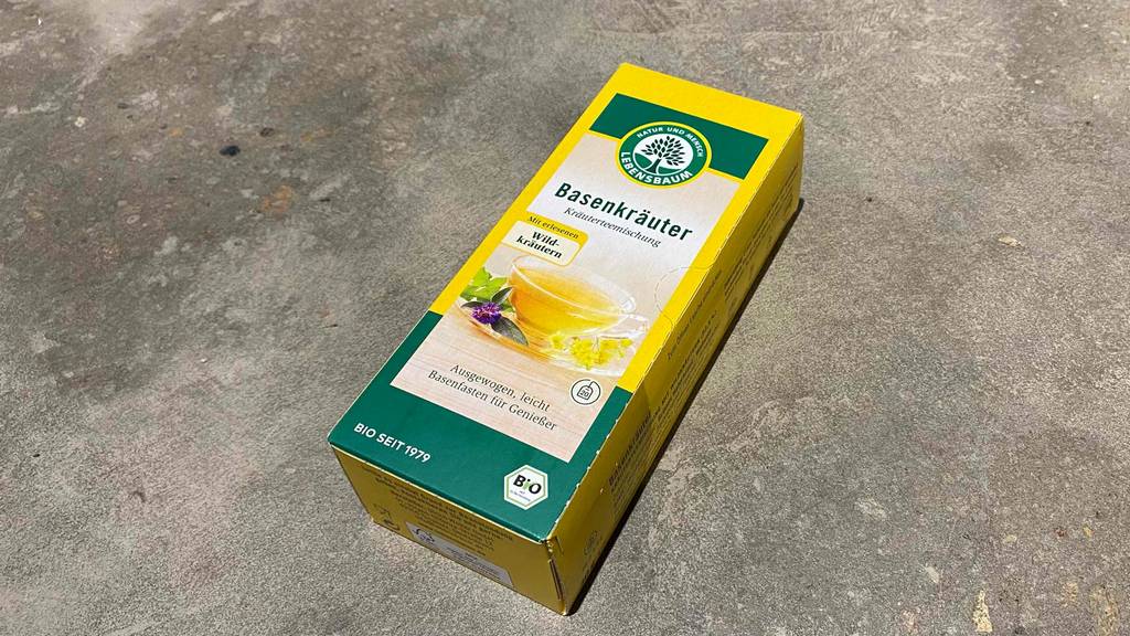 Eine Packung des getesteten Basentees liegt auf einem Betonboden.