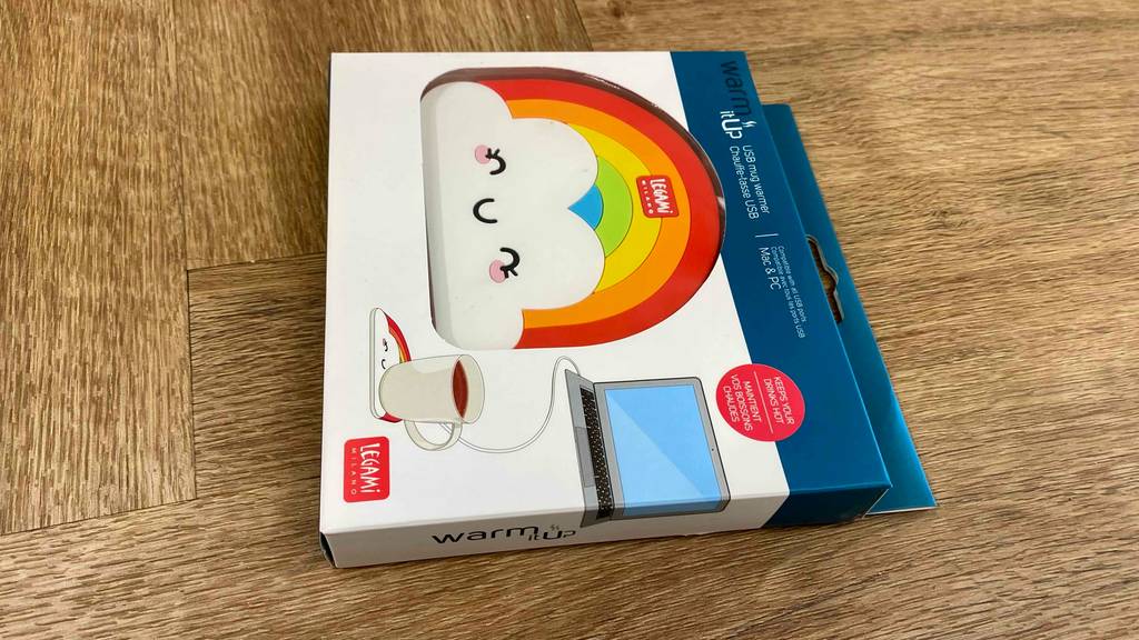 USB-Tassenwärmer getestet: Verpackung eines USB-Tassenwärmers liegt auf einer Holzfläche.