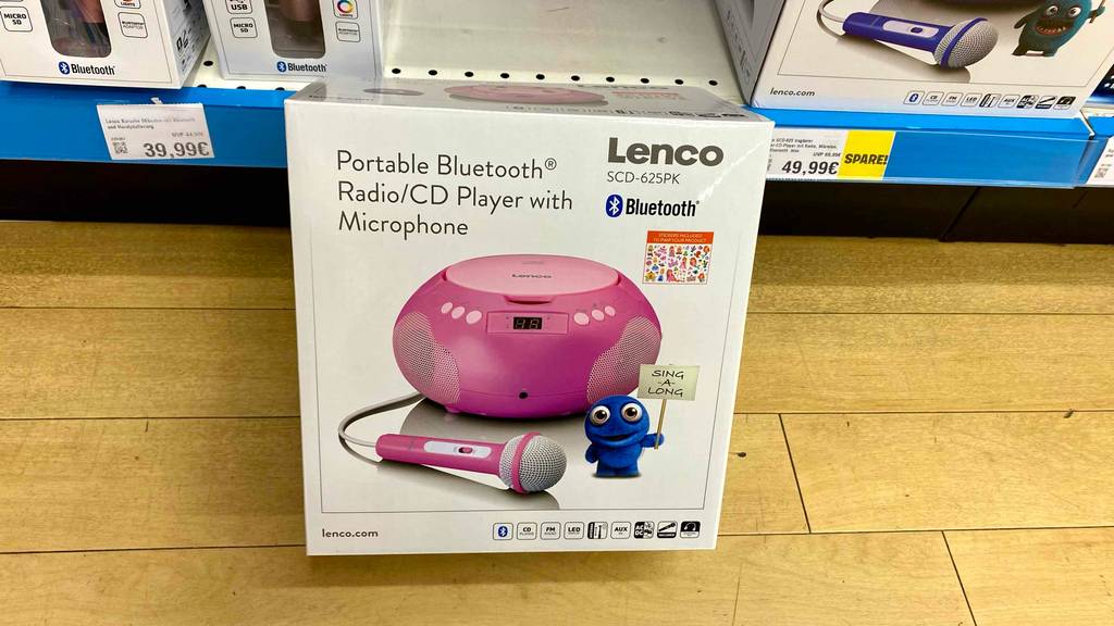 Vor einem Regal steht ein getesteter CD-Player mit Bluetooth in Originalverpackung.