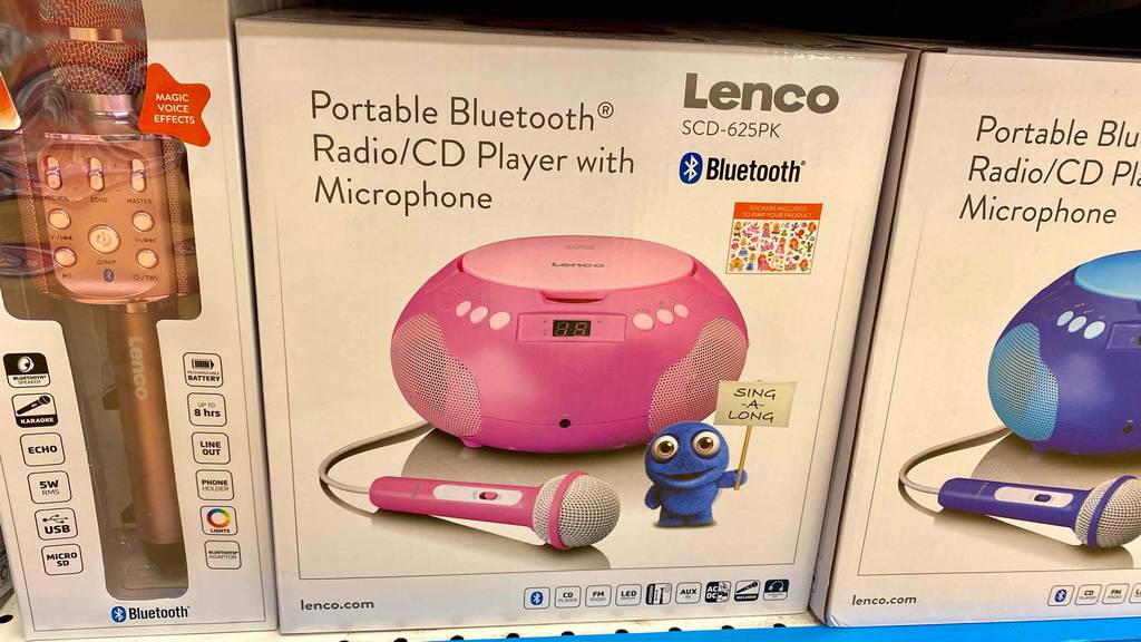 CD-Player mit Bluetooth getestet: Ein verpacktes Gerät steht neben anderen Produkten im Regal.