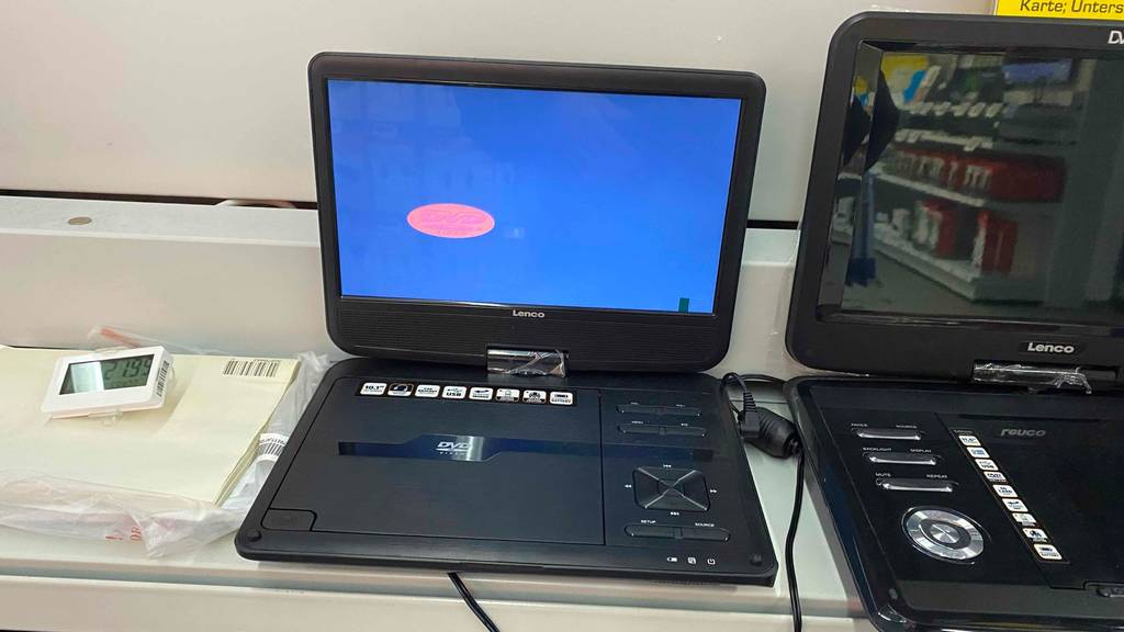 Tragbarer-DVD-Player im Test: Vorderansicht eines DVD-Players im aufgeklappten Zustand.