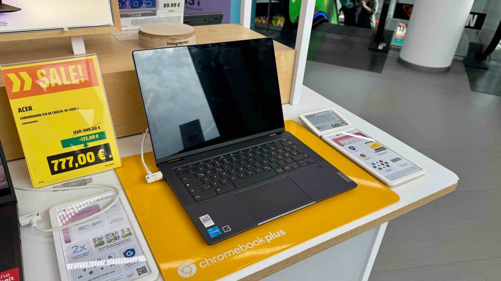 Das getestete Lenovo IdeaPad im ausgeschalteten und aufgeklappten Zustand ist in einem Geschäft ausgestellt.