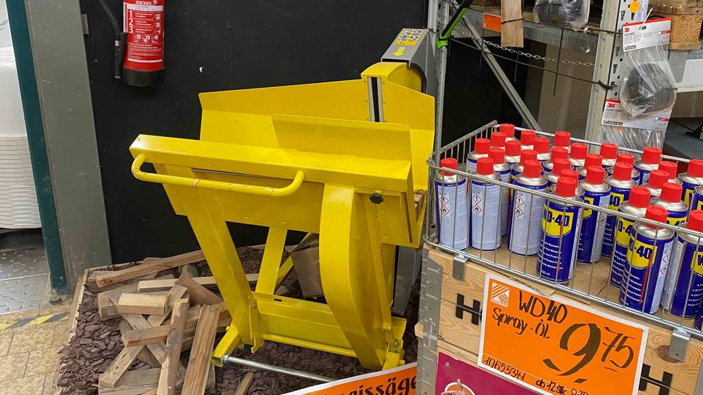 Wippsäge im Test: eine gelbe Wippsäge steht in einem Geschäft neben an deren Produkten.
