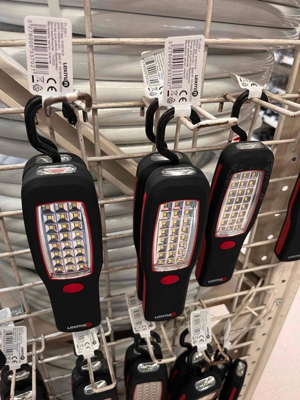 Getestete LED-Strahler von Lexman hängen am Kaufregal.