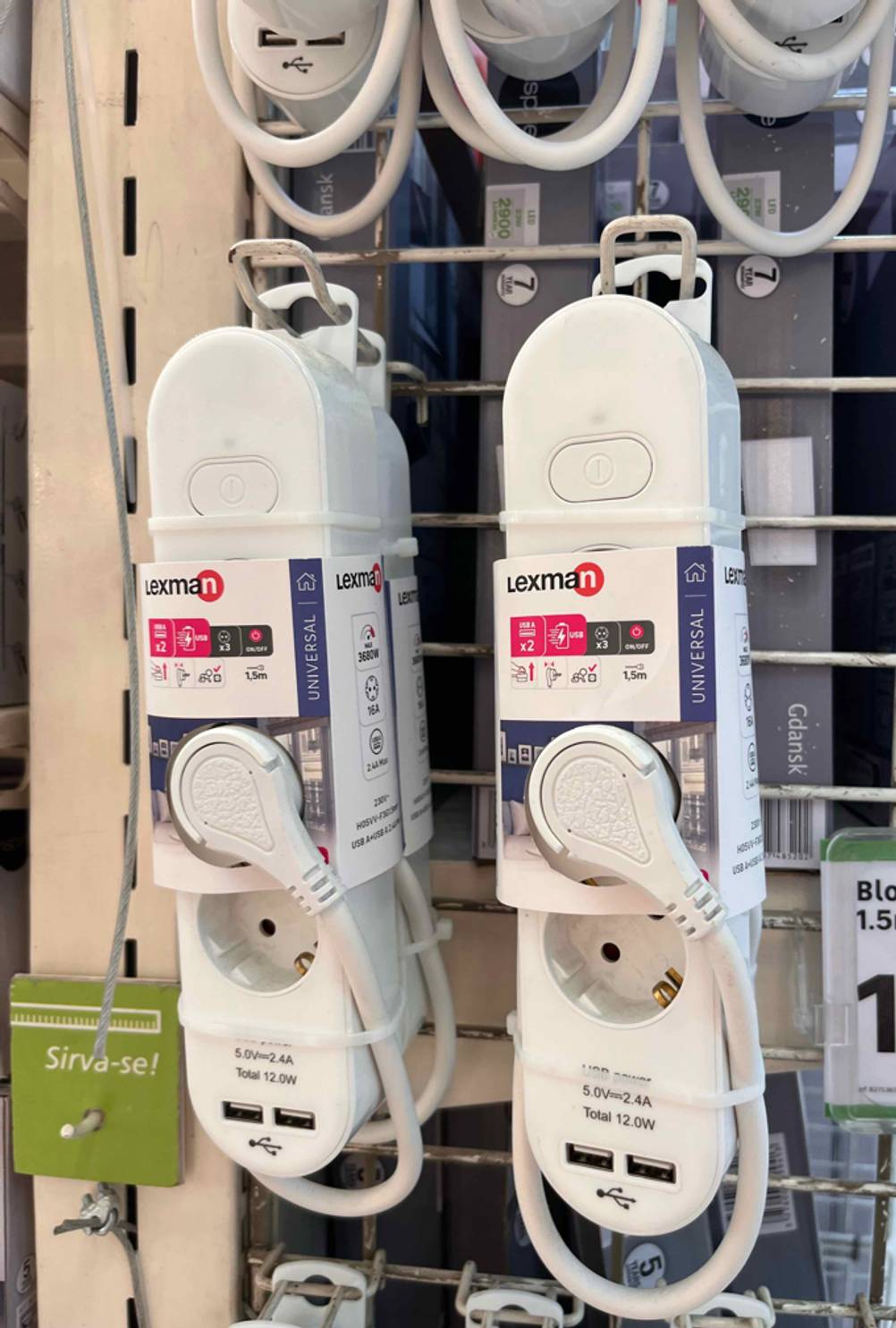 An einem Gittergegal hängen getestete Steckdosenleiste mit USB-C