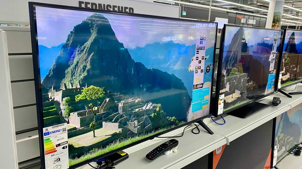LG-Fernseher-43-Zoll-Test: mehrere Fernseher stehend nebneinander in einem Geschäft.