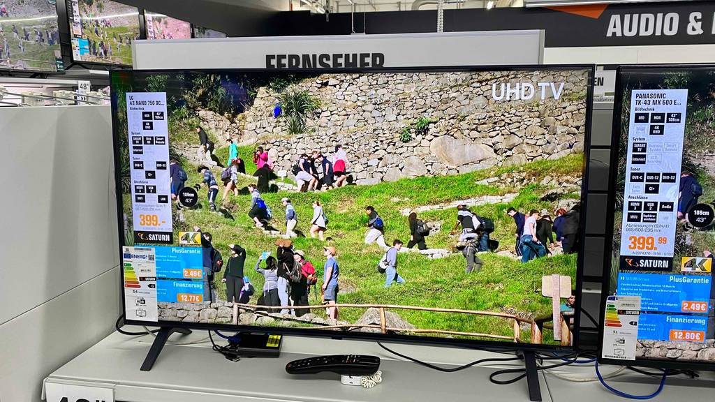 LG-Fernseher-43-Zoll im Test: Frontansicht eines Fernsehers mit Fernbedienung davor liegend.